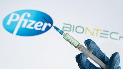 Стало відомо, коли Україна отримає вакцину Pfizer
