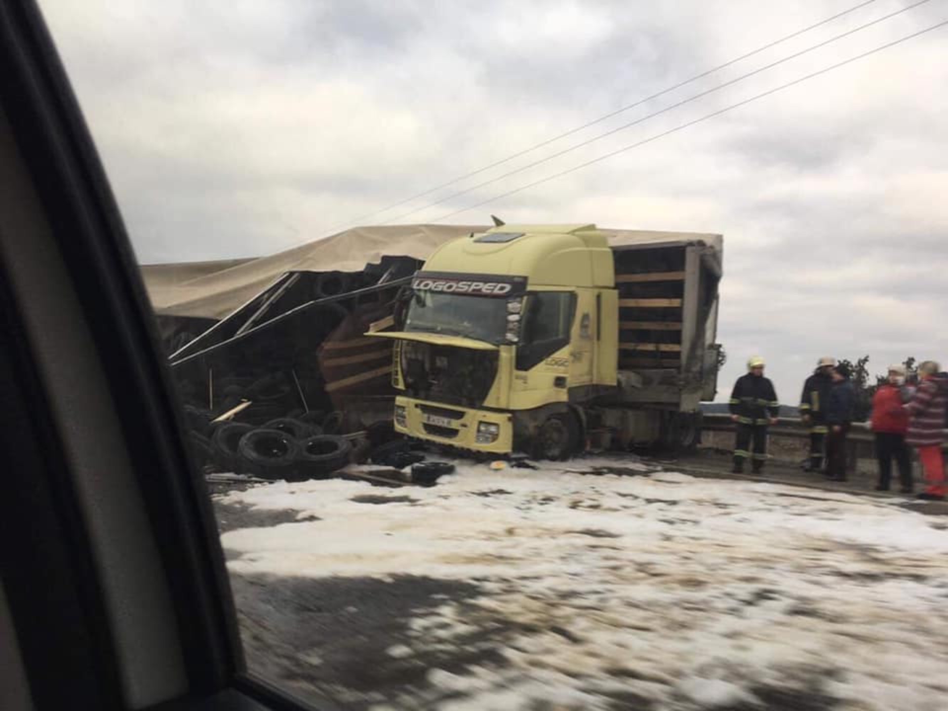 На Львівщині перекинулась вантажівка. Фото Варта-1