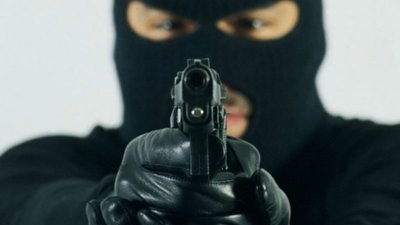 Зухвале пограбування валютника на Львівщині: озброєні нападники втекли іномаркою на  польських «бляхах»