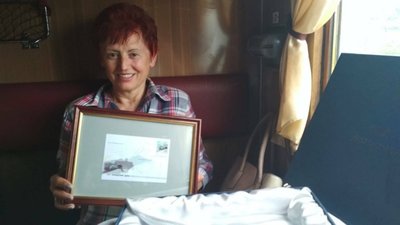 Першим пасажирам, які проїхали через новий двоколійний Бескидський тунель, Укрзалізниця вручила пам’ятні сувеніри