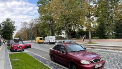 У Львові вулиця Степана Бандери перетворилась на парковку (ФОТО)