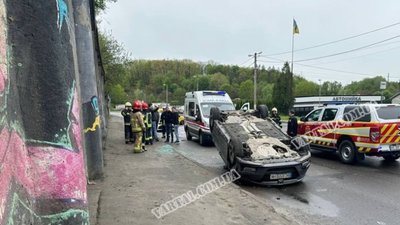 У Львові перекинувся автомобіль (ВІДЕО)