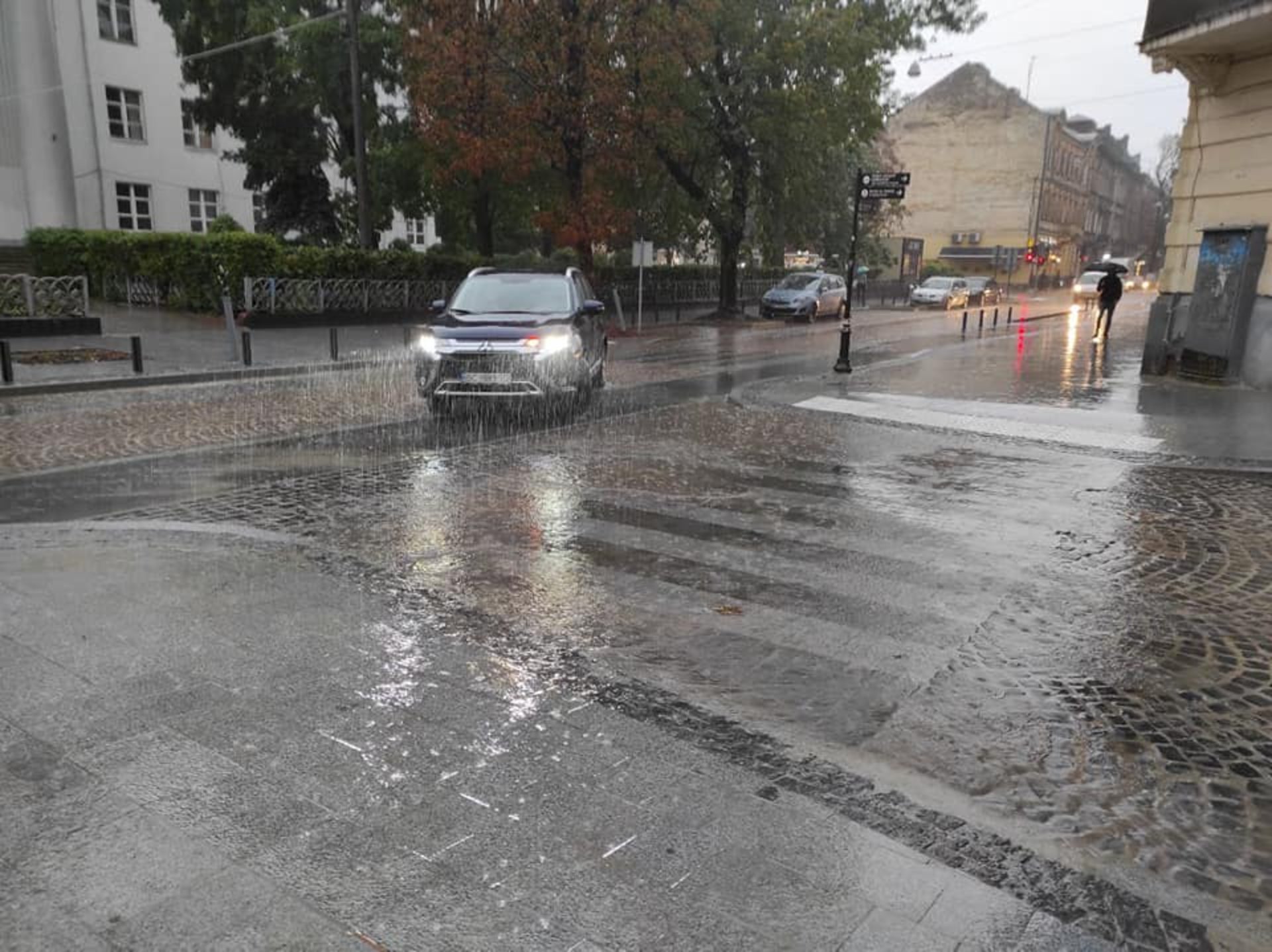 У Львові затоплює вулицю Пекарську, фото Зручне місто