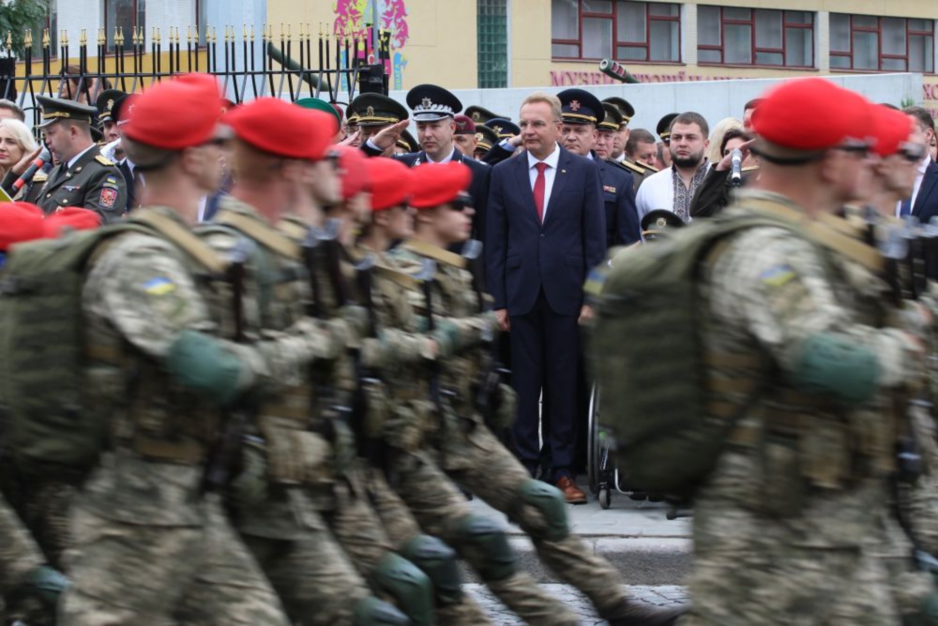 У Львові на найбільшому флагштоку за 12 млн грн урочисто підняли прапор України, фото ЛМР