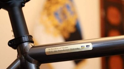 Про дипломатичні ляпаси: Януковичу – коні, Зеленському – велосипед