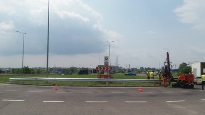 На автотрасі у Сокільниках встановлюють огорожу (ФОТО)
