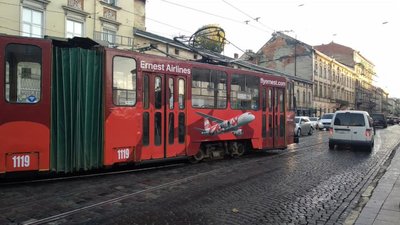 То є Львів: у годину «пік» трамвай зійшов з колії (ФОТО)