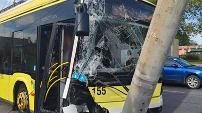 У Львові тролейбус врізався у стовп (ФОТО)