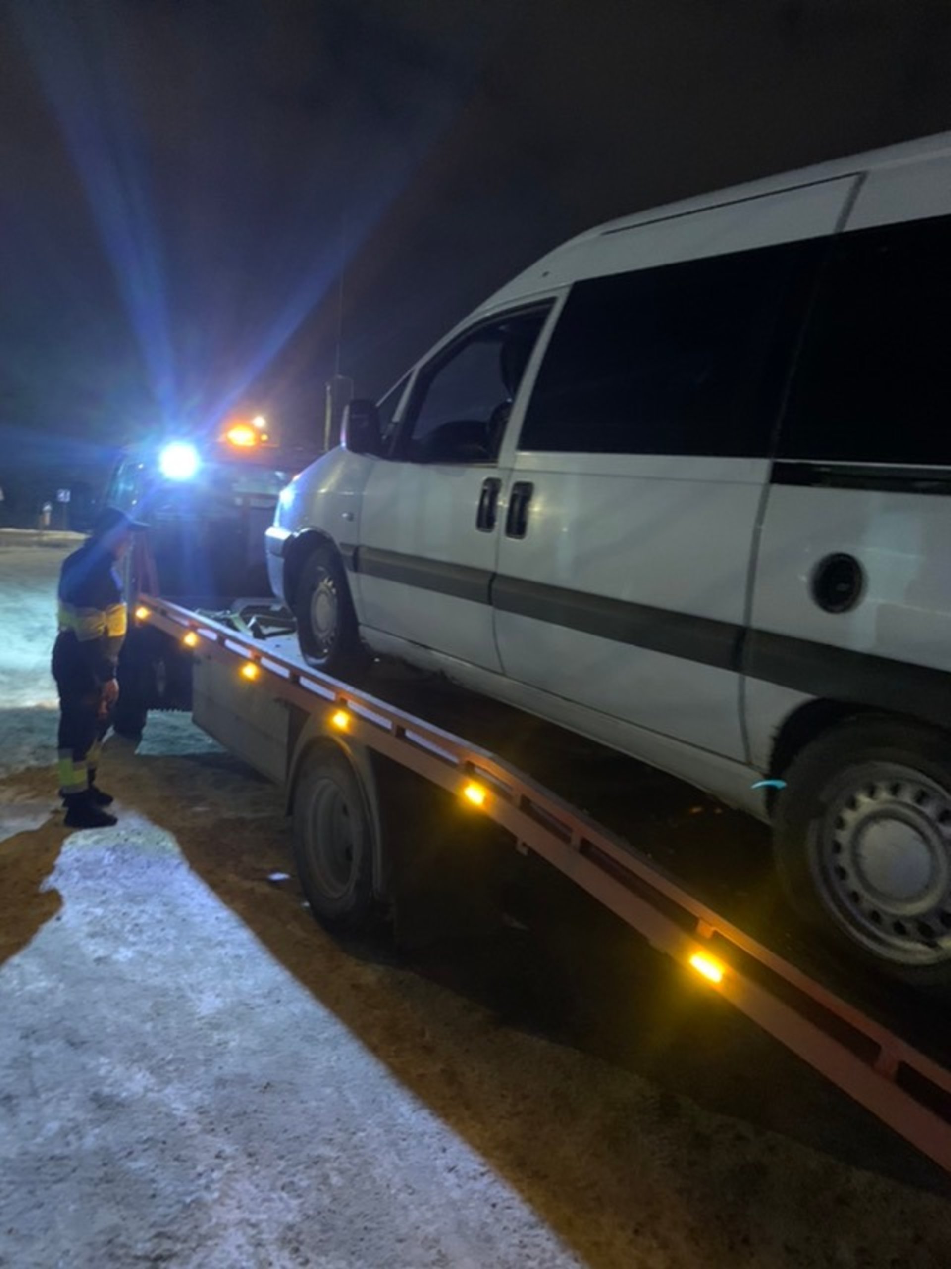 У Львові за несплату 15 штрафів у чоловіка вилучили автомобіль, фото Мінюсту
