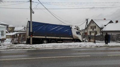 На Яворівщині вантажівка влетіла у подвір'я (ФОТО)