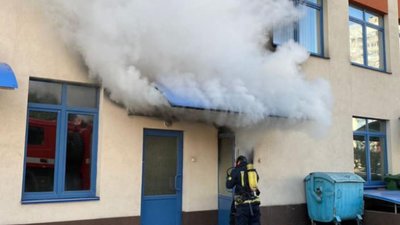 У Києві горіла гімназія: евакуювали 1500 дітей (ФОТО, ВІДЕО)