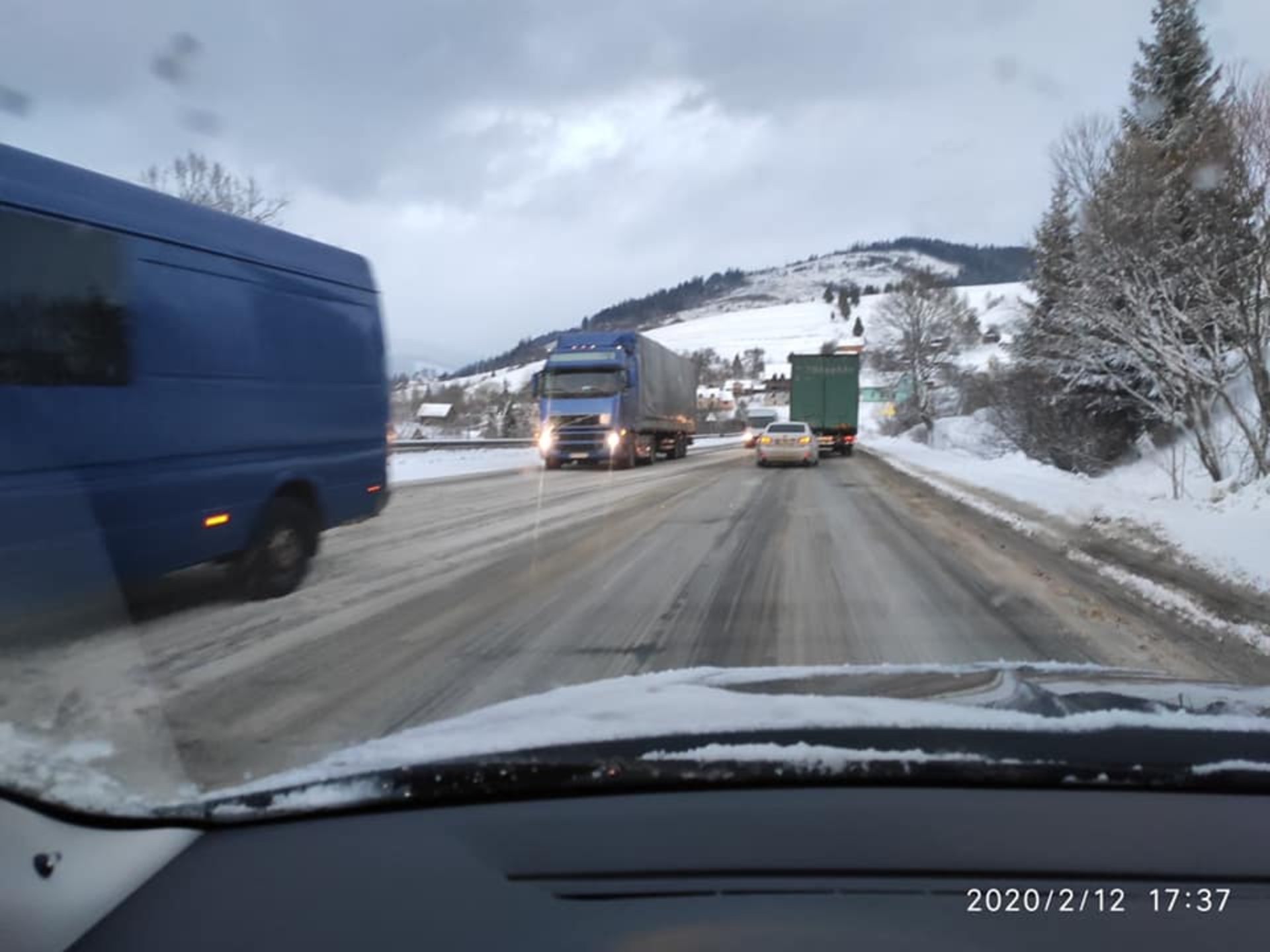 На Львівщині вантажівки зробили тягнучку через слизьку дорогу. Фото Ігор Зінкевич