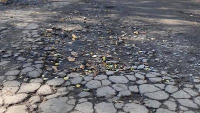 На Сихові люди ходять зруйнованими тротуарами (ФОТО)