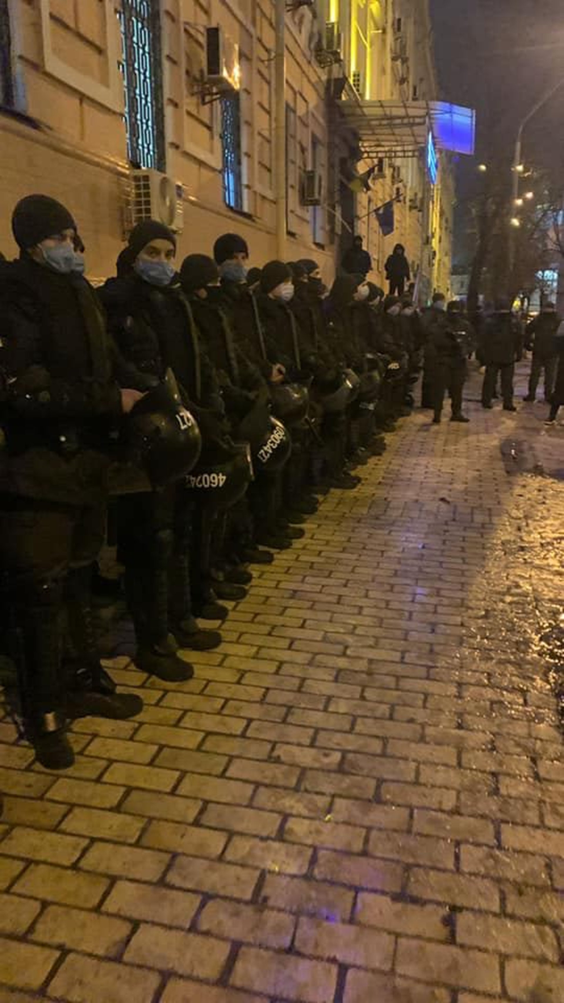 Під будівлю Печерського суду Києва зігнали автозаки, фото Олексія Гончаренка