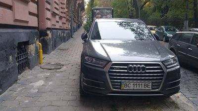 ФОТОФАКТ: як у центрі Львова припаркували іномарку з "козирними" номерами