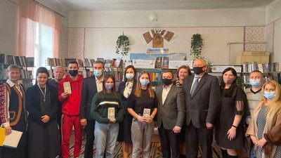 Трьом мешканцям Глинян вручили ключі від власних квартир