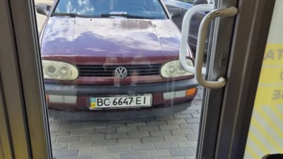 В елітному селищі біля Львова жінка паркується із порушенням (ВІДЕО)