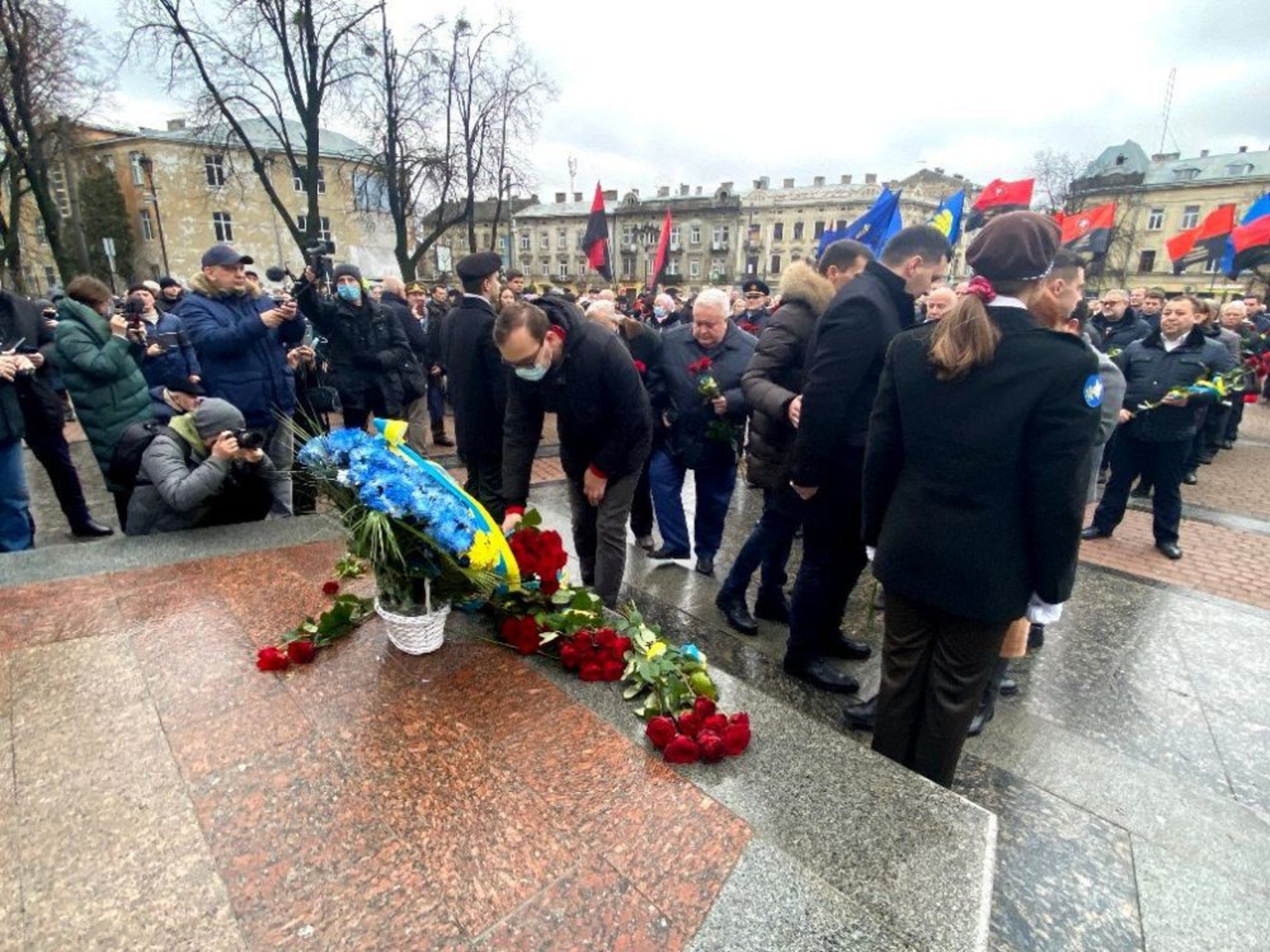 Садовий, Козицький і Гримак не прийшли покладати квіти до пам’ятника Степану Бандері, фото ЛМР