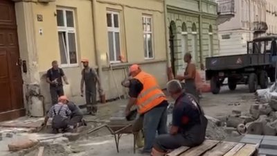 Садовий перекладає бруківку у центрі Львова (ВІДЕО)