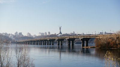 У Києві відновили рух авто ще двома мостами