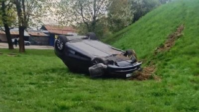У Львові Tesla злетіла з моста і перекинулась