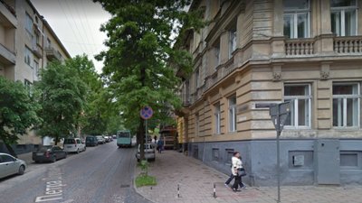 То є Львів: у центрі міста бруківка «йде під землю» (ФОТО)