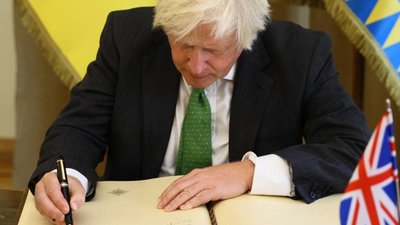 Борис Джонсон залишив запис у Книзі почесних гостей Львова (ВІДЕО)