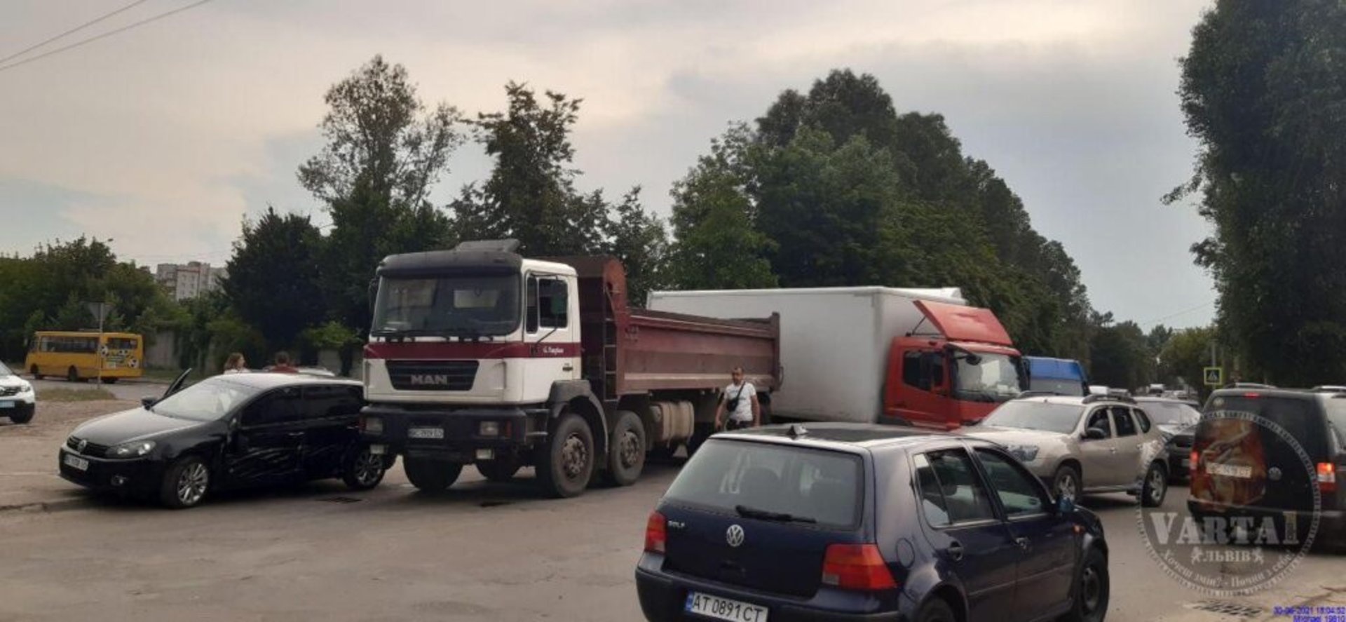 У Львові автомобіль не розминувся із вантажівкою