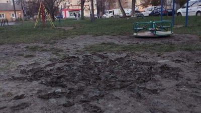 У Львові дитячий майданчик погруз у болото