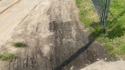 У Львові магістральна вулиця перетворилась на болото