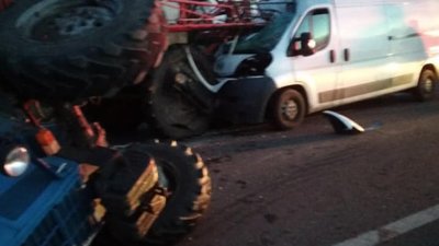 На Львівщині мікроавтобус влетів у трактор (ФОТО, ВІДЕО)