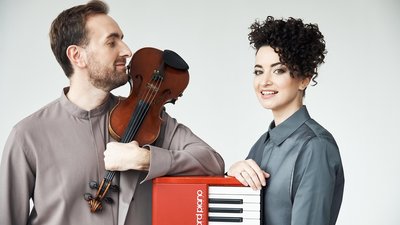 ТРК Victoria Gardens разом з Bozhyk Duo зняли чуттєве відео на даху торгового центру