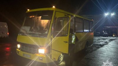 На Львівщині патрульні перевіряють маршрутки
