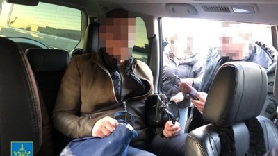 У Львові посадовець закладу обласної ради хотів виїхати за кордон за 15 тисяч доларів США (ФОТО)