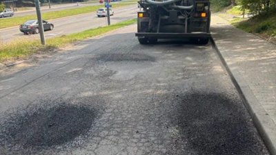 У Львові чиновники Садового записали дорогу камінцями
