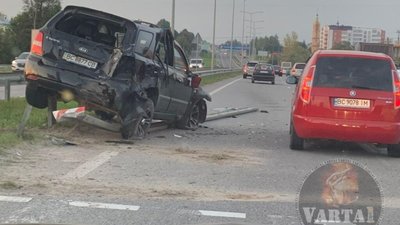 У Солонці біля Львова джип зніс відбійник (ФОТО)