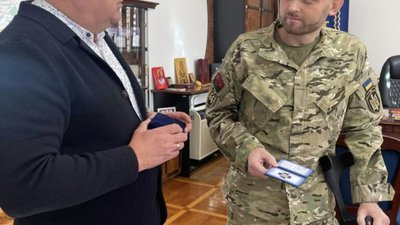 Боєць батальйону "Карпатська Січ" Петро Пастух отримав відзнаку "За честь та мужність" (ФОТО)