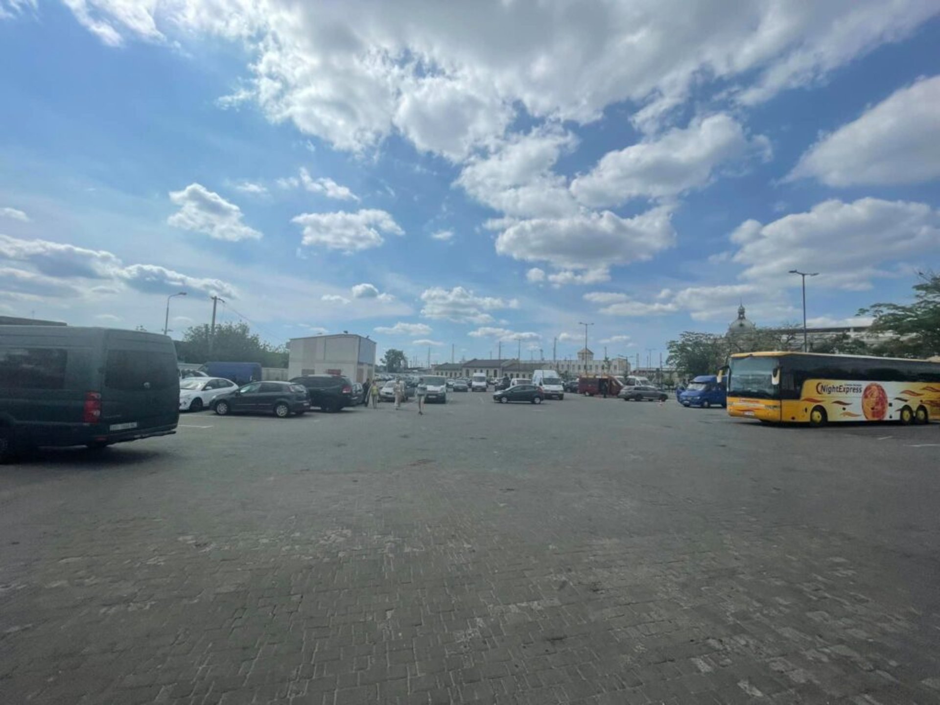 У Львові біля головного залізничного вокзалу почали штрафувати водіїв, фото Зручне місто