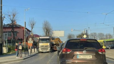 У Львові через острівець безпеки не змогли розминутись автомобілі (ФОТО)