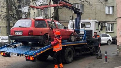 У Франківському районі евакуювали перші два покинуті автомобілі