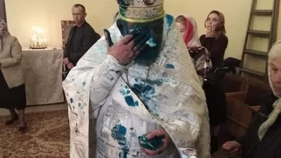 На Львівщині облили священика (ФОТО)