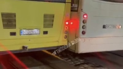 У Львові не розминулись дві маршрутки (ВІДЕО)