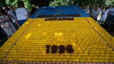 На Львівщині встановили солодку копію Конституції України (ФОТО, ВІДЕО)