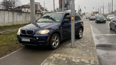 У Львові водій BMW вилетів на тротуар (ФОТО, ВІДЕО)