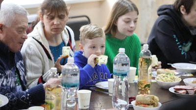 У Львові провели спільні великодні сніданки у прихистках для переселенців (ФОТО)