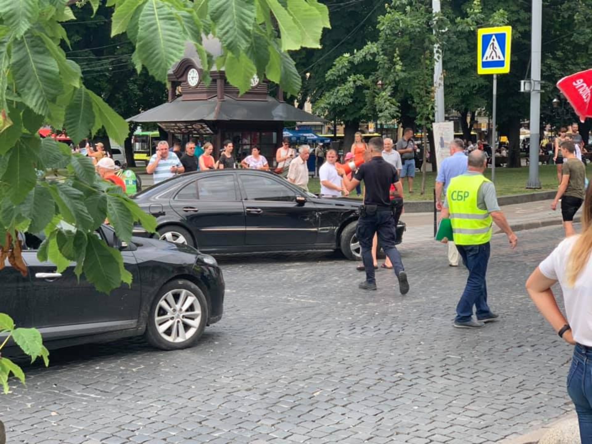 У центрі Львова туристичний автобус не розминувся з автомобілем