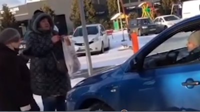 У Львові пішоходи провчили водія, який припаркувався на тротуарі (ВІДЕО)