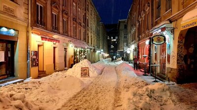 Центр Львова досі не прибрали від снігу (ФОТО)