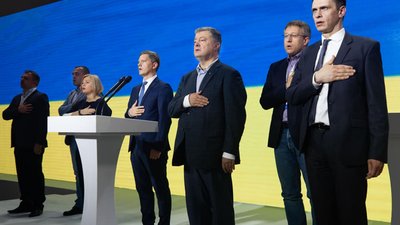 Порошенко заявив, що вирішив залишитись в політиці для того, щоб захисти український народ і державу