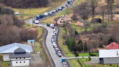Держприкордонслужба попереджає про кілометрові черги у Краківці та Шегинях (ФОТО)